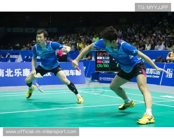 成都蓉城亚历斯祖前场断球，顺势送出直塞到肋部